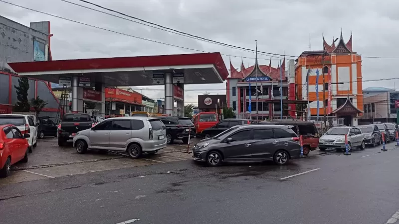Antrean kendaraan di salah satu SPBU di Bukittinggi terlihat mengular hingga ke badan jalan pada jam sibuk, seiring meningkatnya aktivitas masyarakat. Pertamina memastikan penyaluran BBM tetap berjalan lancar dan dalam kondisi normal. (Dok. PPN Sumbagut)