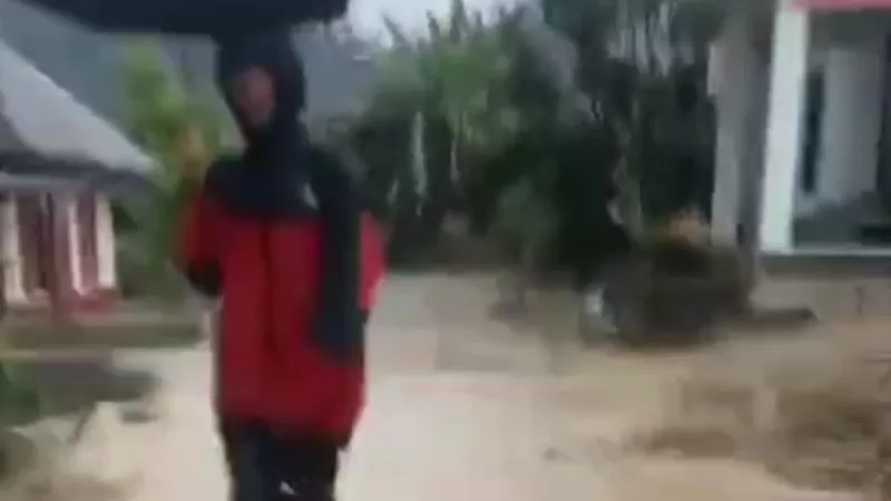 Tangkapan layar kondisi pemukiman warga di Jorong Labuah, Nagari Sungai Batang, Kecamatan Tanjung Raya, Kabupaten Agam, yang terendam banjir setinggi hingga 50 sentimeter pada Rabu (1/4/2026), menyebabkan warga mengungsi. (Dok. Pusdalops PB)
