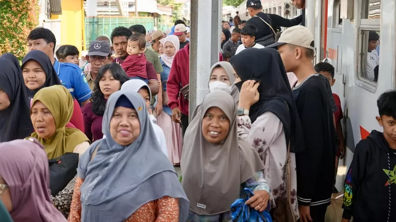 Suasana penumpang di Stasiun Padang saat puncak Angkutan Lebaran 2026, yang mencatat lonjakan signifikan pengguna kereta api lokal di Sumatera Barat (Sumbar). (Dok. KAI)