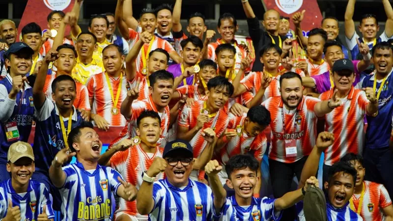 Pemain PSP Padang merayakan gelar juara usai menghadapi PSPP Padang Panjang pada final Liga 4 Sumbar di Stadion Utama Sumatera Barat (Sumbar), Kabupaten Padang Pariaman, Kamis (2/4/2026) malam. (Dok. Prokopim)