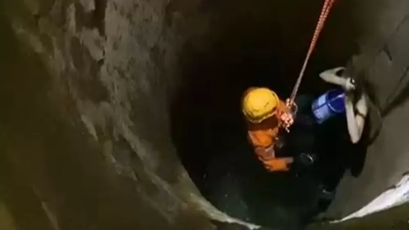 Tim SAR Padang bersama unsur gabungan mengevakuasi Irvan (27) yang terjatuh ke dalam sumur di Pabalutan, Rambatan, Tanah Datar, hingga berhasil diselamatkan dalam kondisi selamat, Sabtu (4/4/2026) siang. (Dok. Basarnas)