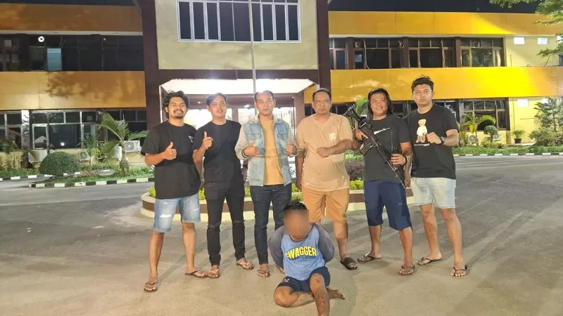 Petugas kepolisian dari Polresta Padang menangkap pelaku dalam kasus penganiayaan yang menyebabkan kematian di sebuah tempat hiburan malam di kawasan Padang Barat. (Dok. Tim Klewang)