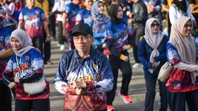 Wakil Wali Kota (Wawako) Padang, Maigus Nasir bersama peserta mengikuti kegiatan Fun Walk dalam rangkaian acara Pulang Basamo di Mako Kodaeral II Teluk Bayur, Minggu (5/4/2026) pagi. (Dok. Prokopim)