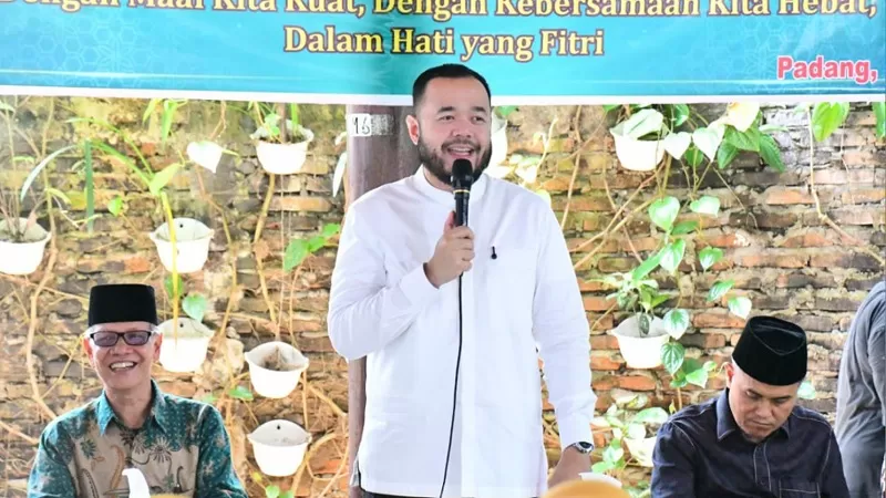 Wali Kota Padang Fadly Amran menghadiri kegiatan halalbihalal Persatuan Warga Sungayang di Aula Disnakertrans Sumbar, Minggu (5/4/2026), sebagai upaya memperkuat silaturahmi dan kolaborasi antara masyarakat dan Pemko Padang. (Dok. Prokopim)