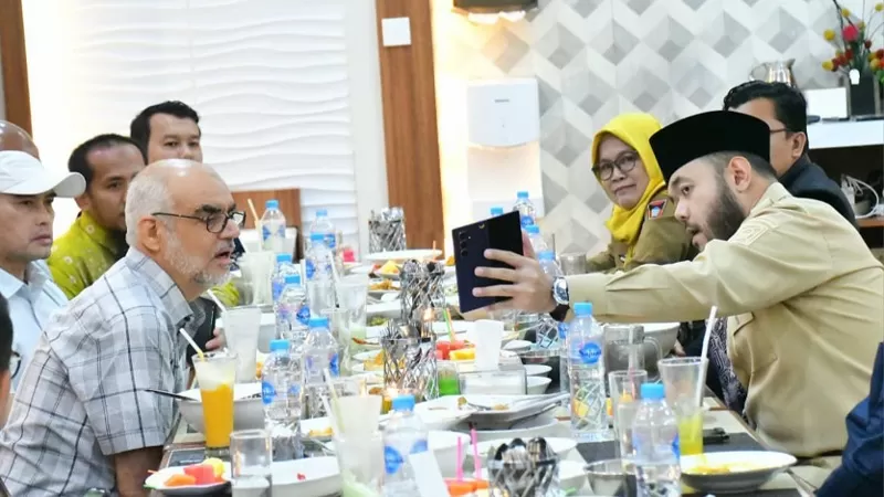 Wali Kota Padang, Fadly Amran berbincang dengan filantropis internasional, Syekh Mohammad MT Al Khoory saat jamuan makan malam di Padang, Senin (6/4/2026) malam. (Dok. Prokopim)