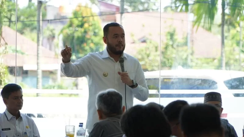 Wali Kota Padang, Fadly Amran berdialog dengan Komunitas Pedagang Pasar (KPP) saat menyerap aspirasi terkait revitalisasi Pasar Raya Padang di salah rumah makan, Rabu (8/4/2026) siang. (Dok. Prokopim)