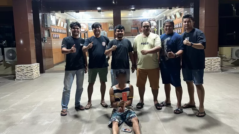 Tim Klewang Polresta Padang menangkap JGS alias Jaka Gledek (29), pelaku pencurian telepon seluler (ponsel) seorang mahasiswi beserta barang bukti iPhone XR di kawasan Batang Arau, Padang, Senin (6/4/2026) malam. (Dok. Tim Klewang)
