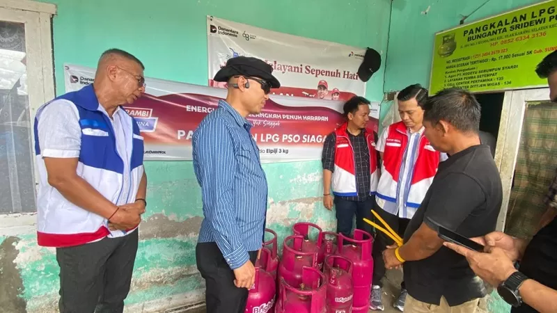 Petugas kepolisian menunjukkan barang bukti tabung gas LPG subsidi dan non-subsidi dalam pengungkapan kasus pengoplosan gas di kawasan Ulak Karang Selatan, Padang, Kamis (9/4/2026) siang. (Dok. PPN Sumbagut)
