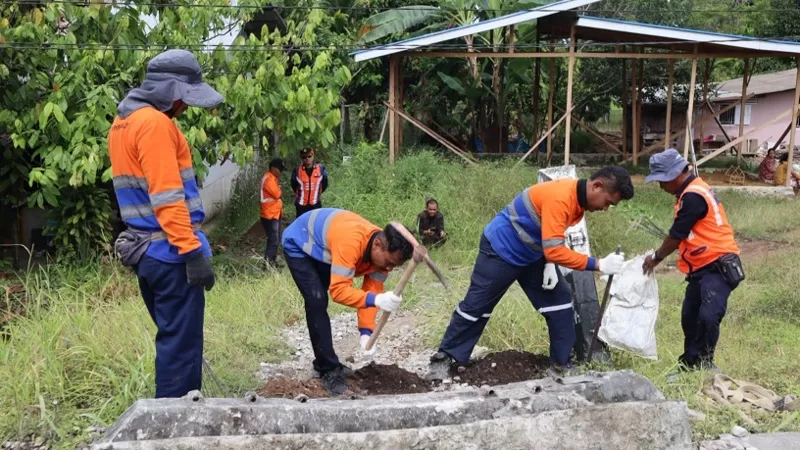 Petugas bersama instansi terkait melakukan penutupan perlintasan sebidang liar di kawasan Indarung, Kota Padang, Kamis (9/4/2026), sebagai upaya meningkatkan keselamatan dan menekan risiko kecelakaan di jalur kereta api. (Dok. KAI Divre II Sumbar)