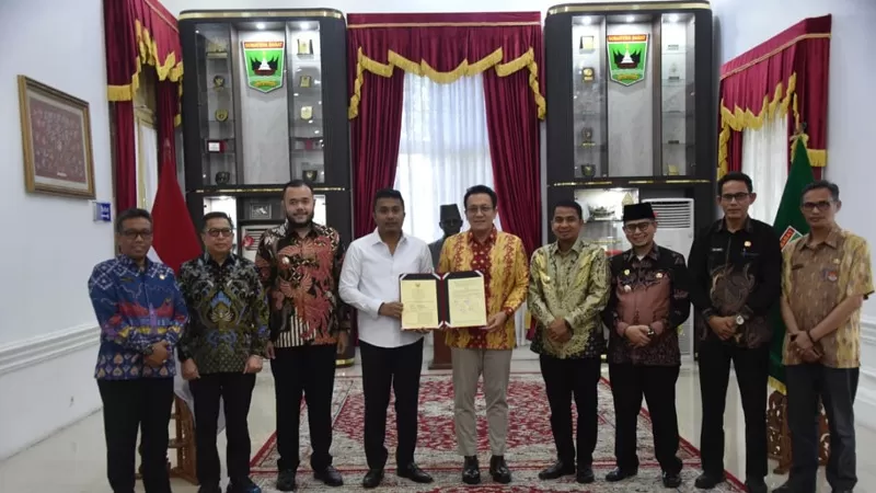 Wali Kota Padang, Fadly Amran bersama Wakil Gubernur Sumatera Barat (Wagub Sumbar), Vasko Ruseimy menandatangani Perjanjian Kerja Sama pengolahan sampah menjadi energi listrik di Istana Gubernuran Sumbar, Kamis (9/4/2026) siang. (Dok. Prokopim)