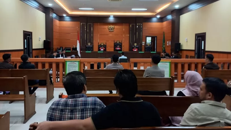 Suasana persidangan kasus penyalahgunaan narkotika dengan agenda pembacaan tuntutan pidana mati di Pengadilan Negeri Padang, Rabu (15/4/2026). (Dok. Kejari Padang)