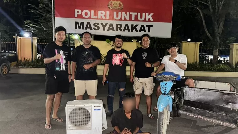Petugas Satreskrim Polresta Padang menunjukkan barang bukti cassing outdoor AC yang dicuri pelaku seorang 