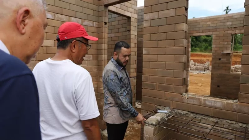 Wali Kota Padang, Fadly Amran bersama perwakilan Yayasan Buddha Tzu Chi meninjau progres pembangunan hunian tetap di Air Dingin, Kecamatan Koto Tangah pada Kamis (16/4/2026) siang. (Dok. Prokopim)