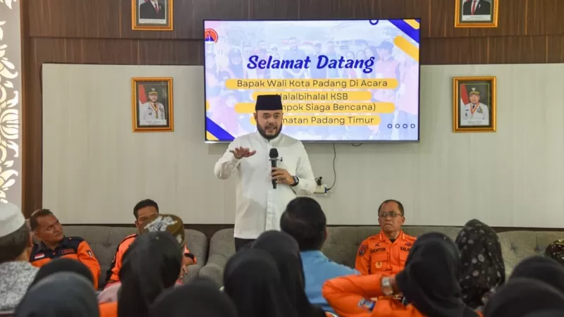 Wali Kota Padang, Fadly Amran memberikan arahan terkait penguatan peran Kelompok Siaga Bencana saat menghadiri Halal Bihalal KSB Padang Timur di Aula Kantor Camat Padang Timur, Sabtu (18/4/2026) siang. (Dok. Prokopim)