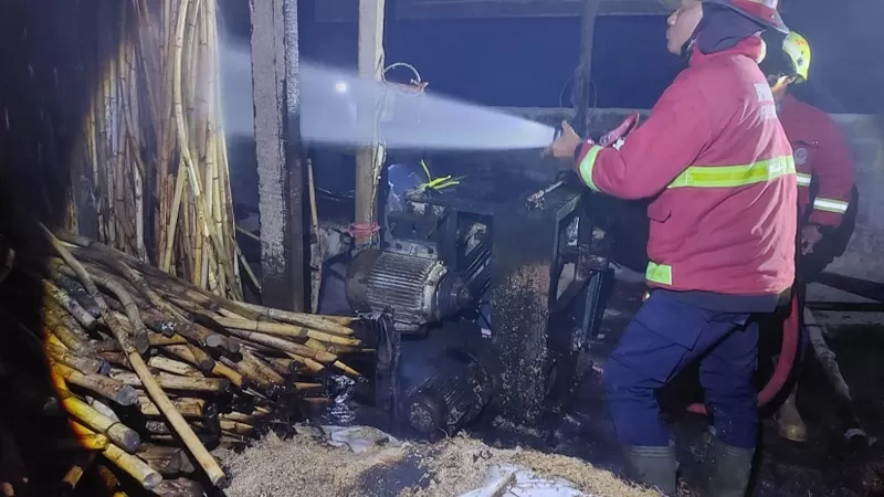 Petugas Dinas Pemadam Kebakaran (Damkar) Kota Padang berjibaku memadamkan api yang membakar gudang manau di kawasan Ulu Gadut, Kecamatan Lubuk Kilangan pada Minggu (19/4/2026) dini hari. (Dok. Padang Fire Fighter)