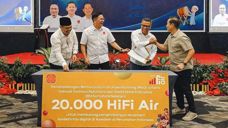 Perwakilan Indosat Ooredoo Hutchison (IOH) dan Real Estate Indonesia Sumatera Selatan (REI Sumsel) menunjukkan kerjasama strategis dalam menghadirkan layanan HiFi Air sebagai solusi internet rumah praktis bagi kawasan perumahan di provinsi tersebut. (Dok. IOH)