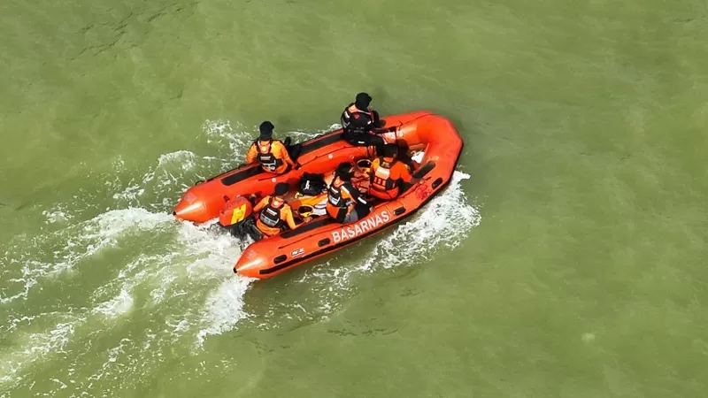 Tim SAR Gabungan melakukan penyisiran laut menggunakan perahu karet dalam operasi hari ketiga pencarian dua pelajar yang tenggelam di perairan Ulak Karang, Kecamatan Padang Utara, Kota Padang pada Senin (20/4/2026) siang. (Dok. Basarnas)