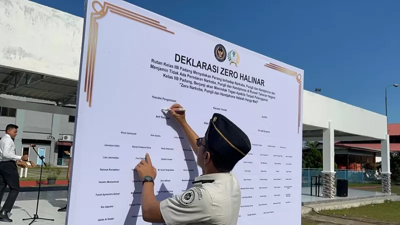 Rumah Tahanan Negara (Rutan) Kelas IIB Padang melaksanakan kegiatan Ikrar Deklarasi Zero Halinar (Handphone, Pungutan Liar, dan Narkoba) yang berlangsung di Lapangan Rutan Kelas IIB Padang, Senin (20/4/2026) pagi. (Dok. Humas)