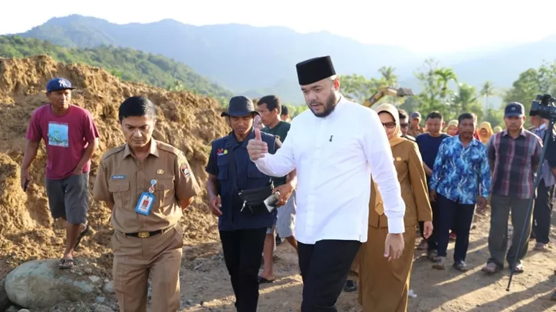 Wali Kota Padang, Fadly Amran meninjau langsung proses rehabilitasi lahan persawahan terdampak bencana banjir di Gunung Sarik, Kecamatan Kuranji, Senin (20/4/2026) siang. (Dok. Prokopim)