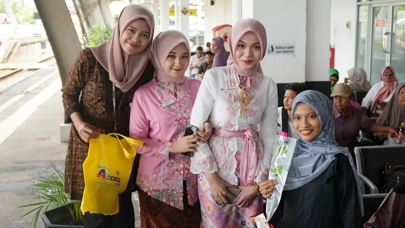 Petugas KAI Divre II Sumbar mengenakan kebaya saat membagikan souvenir kepada penumpang perempuan dalam program Sapa Kartini di momen Hari Kartini, Selasa (21/4/2026) siang. (Dok. KAI)