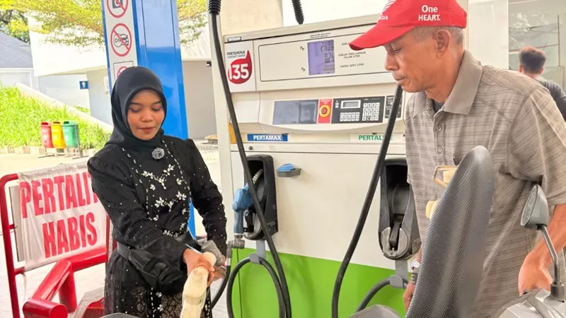 Operator SPBU Pertamina Patra Niaga Sumbagut perempuan mengenakan kebaya saat melayani pelanggan dalam rangka memperingati Hari Kartini 2026. (Dok. PPN Sumbagut)
