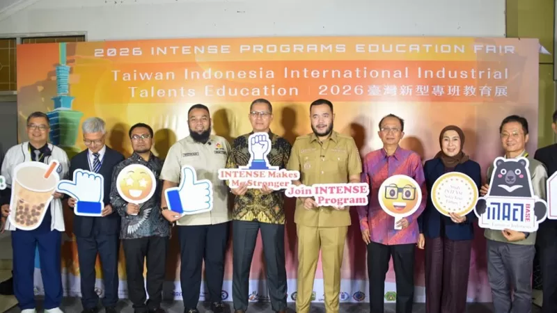 Wali Kota Padang, Fadly Amran bersama pimpinan perguruan tinggi dan delegasi Taiwan saat membuka program kerja sama pendidikan vokasi internasional di Politeknik Negeri Padang (PNP), Selasa (21/4/2026) siang. (Dok. Prokopim)