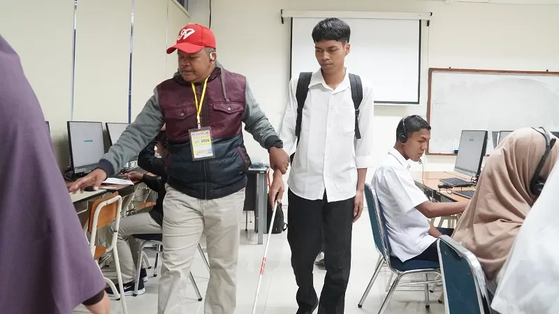 Peserta disabilitas tunanetra mengikuti Ujian Tulis Berbasis Komputer (UTBK) 2026 di Universitas Negeri Padang (UNP) dengan fasilitas perangkat bantu khusus untuk mendukung proses ujian. (Dok. KKPS UNP)