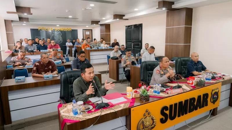Pertamina Patra Niaga Sumbagut bersama Polda Sumbar menggelar rapat koordinasi guna memperkuat pengawasan penyaluran BBM dan LPG, Kamis (23/4/2026) siang. (Dok. PPN Sumbagut)