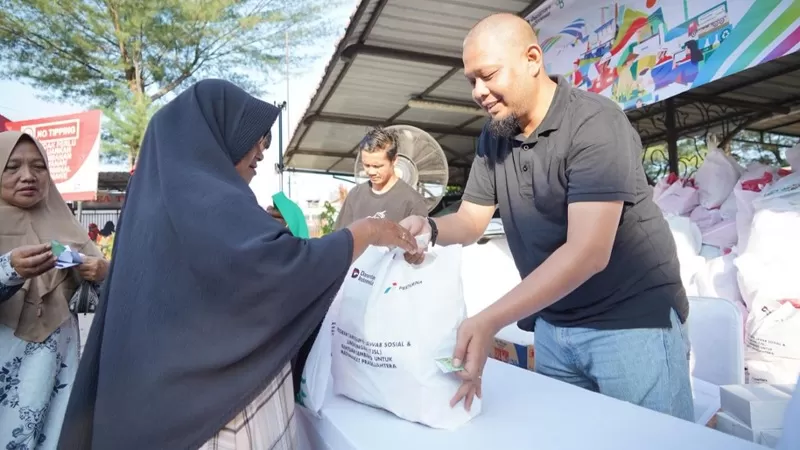 Warga mengantre saat pelaksanaan Pasar Murah Pertamina Patra Niaga Sumbagut di Lapangan Parkir IT Lhokseumawe, Kamis (23/4/2026), untuk mendapatkan paket sembako murah senilai Rp30 ribu. (Dok. PPN Sumbagut)