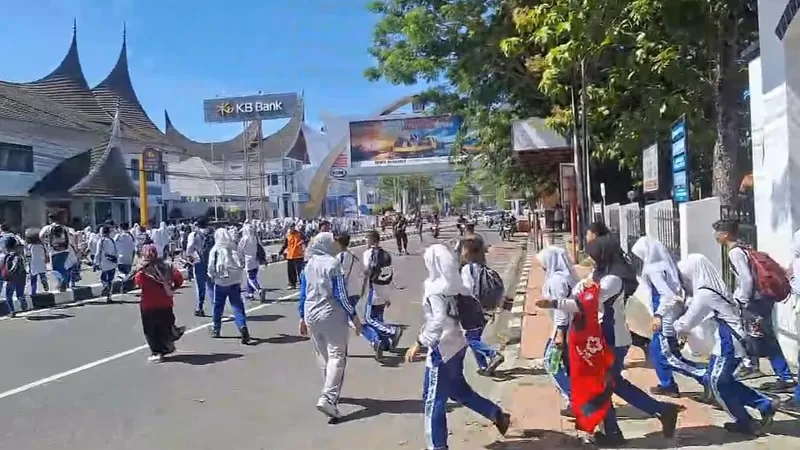 Simulasi evakuasi gempa dan tsunami dalam rangka HKBN 2026 di salah satu sekolah di Kota Padang, Minggu (26/4/2026) pagi, sebagai upaya meningkatkan kesiapsiagaan bencana masyarakat. (Dok. BPBD Padang)