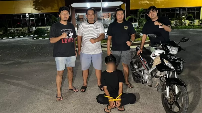 Seorang mahasiswa pelaku pencurian laptop diamankan Tim Klewang Polresta Padang di kawasan Jalan Khatib Sulaiman, Kamis (30/4/2026) dini hari, setelah aksinya di kamar garin masjid terekam CCTV. (Dok. Satreskrim Polresta Padang)