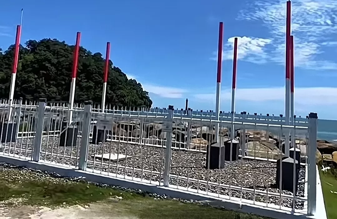 Radar tsunami BMKG Padang dipasang di Masjid Al-Hakim untuk memantau megathrust Mentawai hingga 147 km dan memperkuat peringatan dini.
