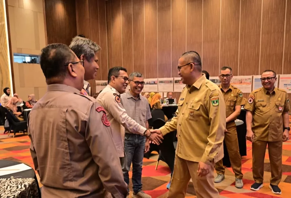 Sekda Provinsi Sumbar, Arry Yuswandi, hadiri Workshop Pertemuan Lintas Sektoral Pendukung Klaster Penanggulangan Bencana Provinsi Sumbar di The ZHM Premiere Hotel Padang, Selasa (21/04/2026). (humas)