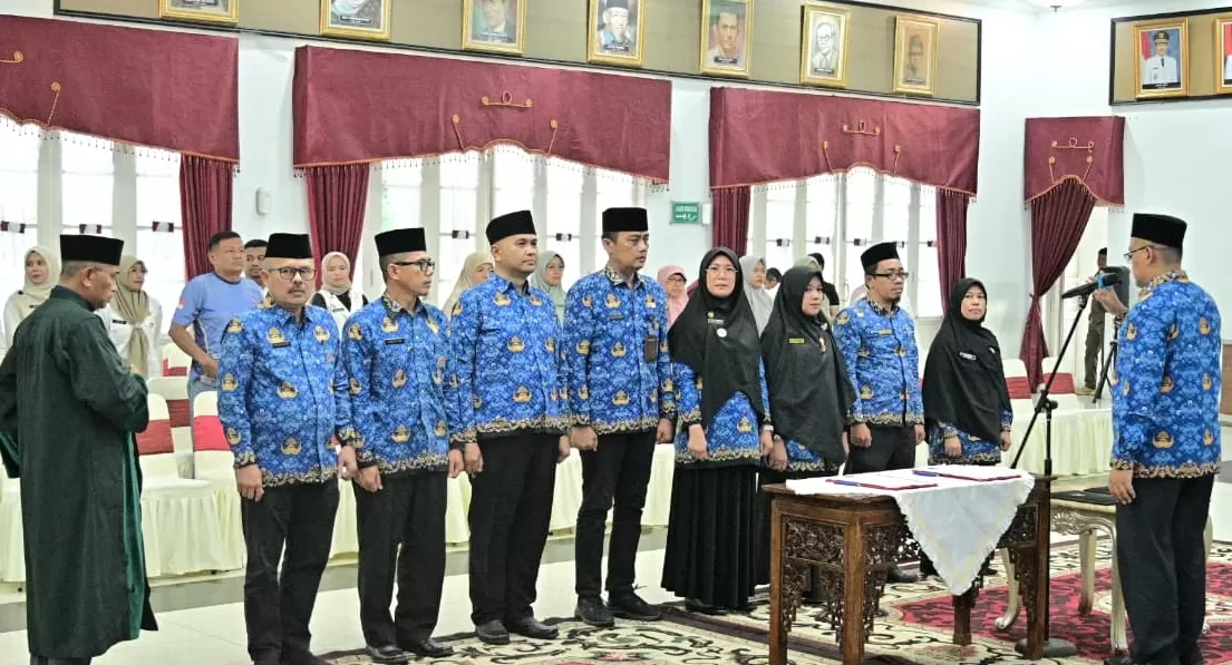 Sekda Sumbar Arry Yuswandi lantik 8 pejabat administrator. Pelantikan dorong kinerja OPD, koordinasi, dan peningkatan layanan publik.