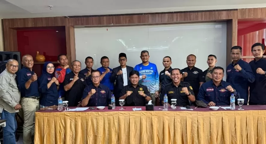 Ketua KONI Sumbar Hamdanus, Ketua Porprov XVI Sumbar 2026 Septri, Ketua Harian Kodrat Sumbar Alnedral dan jajaran pengurus foto bersama usai pembukaan rakor di Batusangkar, Sabtu (18/4/2026). (Foto KONI Sumbar)