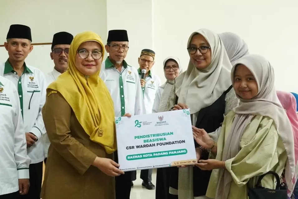Wardah Foundation salurkan bantuan beasiswa pendidikan kepada anak asuh Baznas Kota Padangpanjang melalui program CSR, Senin (20/4/2026), di Kantor Baznas Islamic Centre.