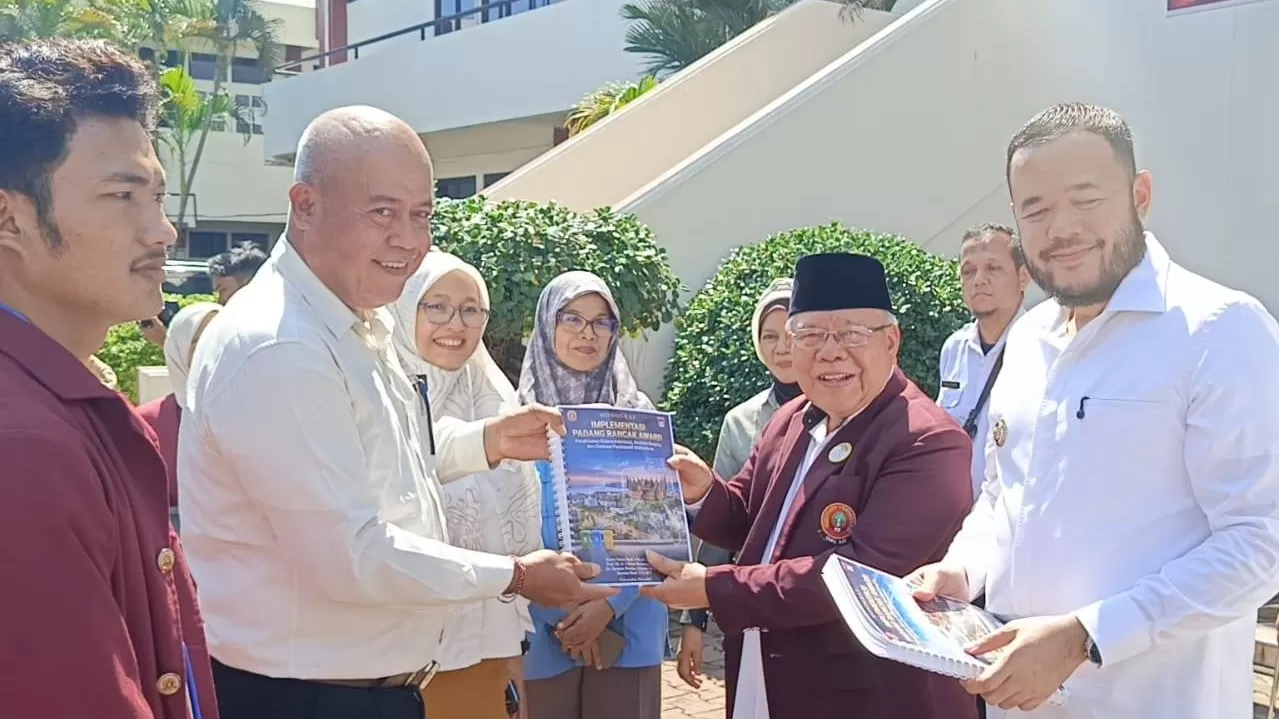 Wako Fadly Amran melepas 312 mahasiswa Universitas Ekasakti (UNES) ke lapangan untuk melakukan verifikasi Padang Rancak Award 2026 di 104 kelurahan di Kota Padang, Rabu (22/4/2026).
