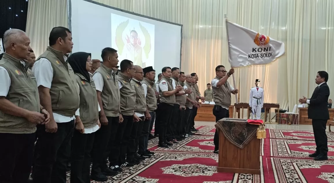 Ketua Umum KONI Sumatera Barat Hamdanus lantik Pengurus Komite Olahraga Nasional Indonesia (KONI) Kota Solok masa bakti 2026–2030 di Gedung Kubuang 13, Kota Solok, Rabu (22/4/2026).