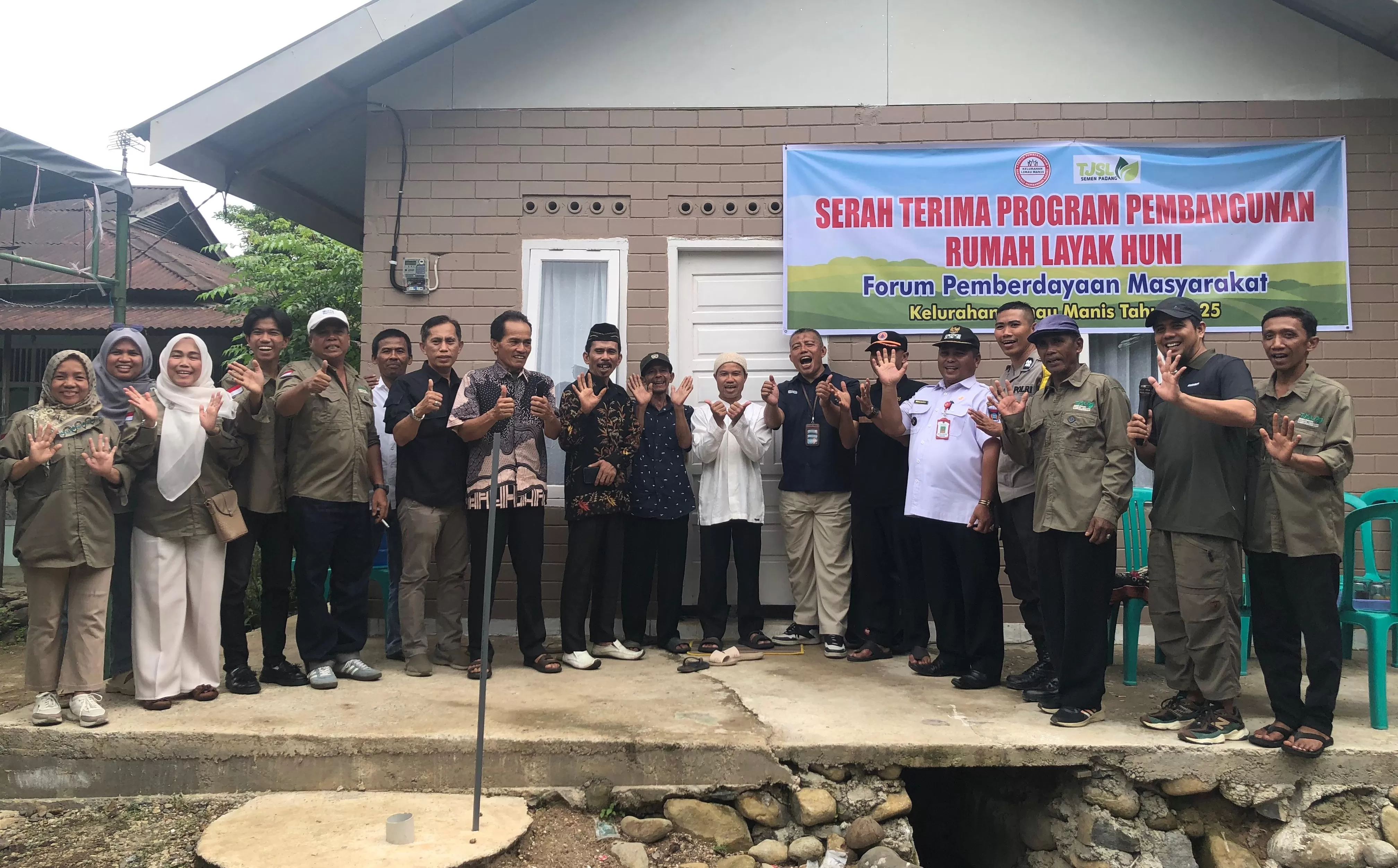 Penyerahan kunci rumah program bedah rumah Semen Padang kepada warga di Kecamatan Pauh, Kota Padang, Rabu (15/4/2026). (Foto: Istimewa)