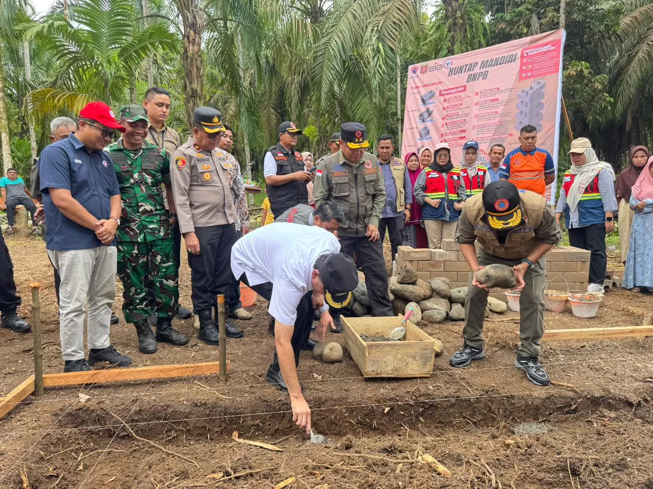 Pembangunan huntap BNPB Sepablock di Kabupaten Limapuluh Kota dimulai di Jorong Lubuk Aur, Nagari Koto Tinggi, Kecamatan Gunuang Omeh pada Rabu (15/4/2026). (Humas PT Semen Padang)