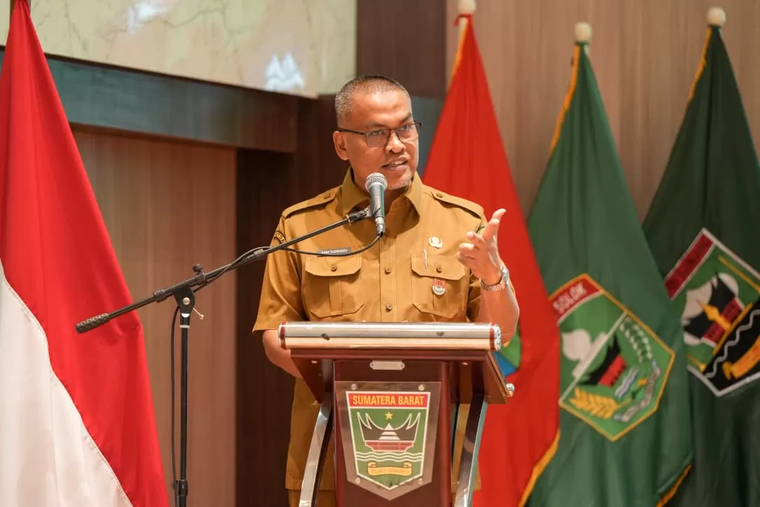 Sekretaris Daerah Provinsi Sumatera Barat (Sekdaprov Sumbar), Arry Yuswandi, membuka Rakerda UKS 2026 yang menekankan penguatan sekolah sehat dan kesehatan siswa di Aula Kantor Gubernur Sumbar, Senin (20/4/2026).