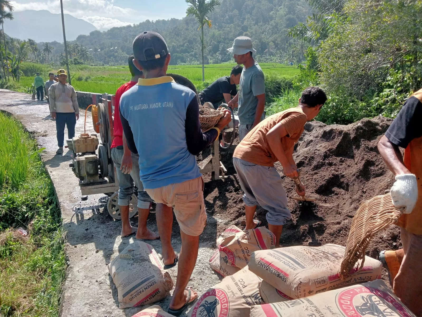  Kolaborasi warga dan PT Semen Padang perbaiki jalan rusak di Baringin-Tarantang lewat gotong royong. Dukungan mencapai 500 zak semen, Minggu (26/4/2026). (humas PTSP) 