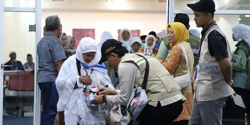 Jemaah haji Kloter 05 Embarkasi Padang yang merupakan gabungan dari Provinsi Sumatera Barat dan Bengkulu resmi diberangkatkan menuju Madinah melalui Bandara Internasional Minangkabau (BIM), Rabu (29/4/2026) dini hari.  (Foto: Kemenhaj)