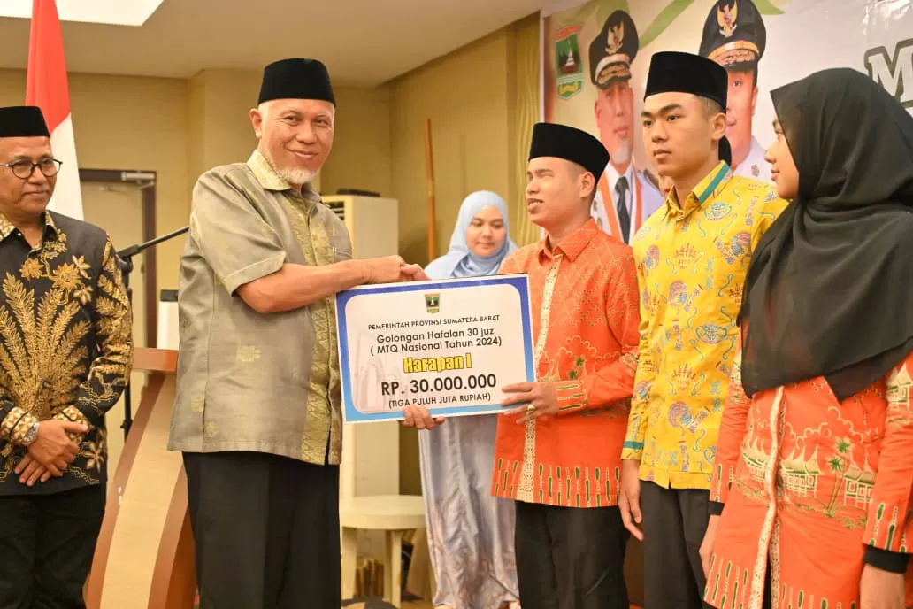 Gubernur Sumbar Mahyeldi menyerahkan apresiasi kepada kafilah yang telah mengukir prestasi pada MTQ Nasional 2024 dan STQ Nasional 2025. (humas)