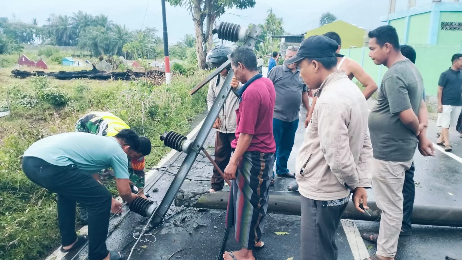 BNPB melaporkan bencana hidrometeorologi seperti angin kencang dan longsor di sejumlah wilayah Indonesia, berdampak pada ratusan warga. (Foto: Istimewa)