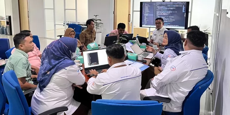 Rapat koordinasi pembahasan implementasi pembayaran PBB digital melalui QRIS dan Virtual Account berlangsung di Kantor Pusat Bank Nagari Pengambiran, melibatkan BPKD Padang Pariaman dan jajaran Bank Nagari. (Foto: Pemkab Padang Pariaman)
