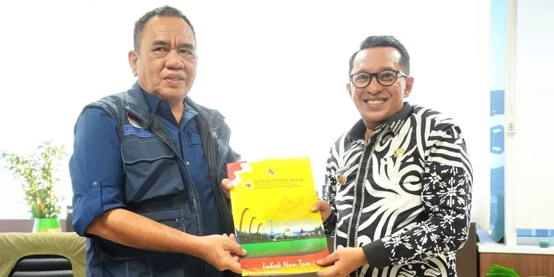 Pertemuan Bupati Tanah Datar Eka Putra dengan Deputi Rehabilitasi dan Rekonstruksi Badan Nasional Penanggulangan Bencana (BNPB) di Jakarta, Rabu (6/5/2026) kemarin. (Foto: Prokopim Setda Tanah Datar)