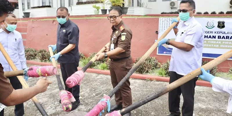 Pemusnahan barang bukti dilaksanakan di halaman Kantor Kejaksaan Negeri Kepulauan Mentawai pada Rabu (29/04/2026), dengan dihadiri unsur Forum Koordinasi Pimpinan Daerah (Forkopimda) serta perwakilan instansi terkait.  (Foto: Pemkab Mentawai)