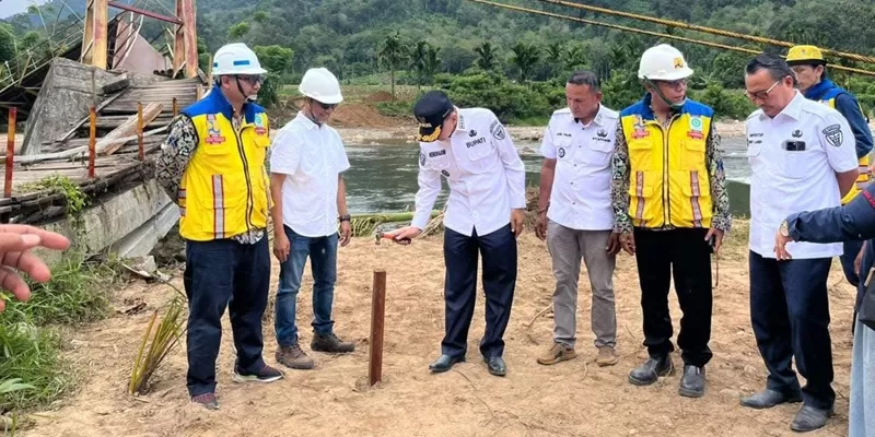 Pembangunan kembali Jembatan Gantung Koto Pulai di Nagari Kambang Timur, Kabupaten Pesisir Selatan resmi dimulai pada Rabu (29/4/2026).  (Foto: Pemkab Pessel)