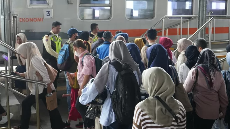 Kepadatan penumpang di Stasiun Padang saat libur panjang Hari Buruh 2026, dengan lonjakan pengguna kereta api mencapai lebih dari 100 persen kapasitas. (Dok. KAI Divre II Sumbar)
